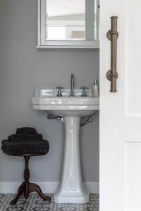 baño con lavabo y taburete con espejo en Dingleigh of Sassafras, en Sassafras