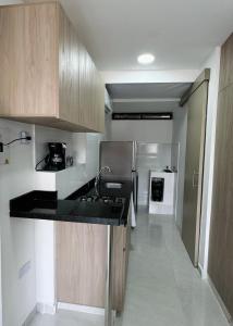 una cucina con piano di lavoro e frigorifero di Loft con aire acondicionado a Florencia