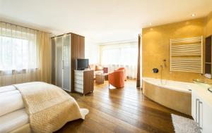TV a/nebo společenská místnost v ubytování Hotel Pension Verdorfer