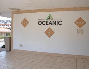 een witte muur met een organisch bord erop bij Unit 57 Oceanic Hotel in Durban