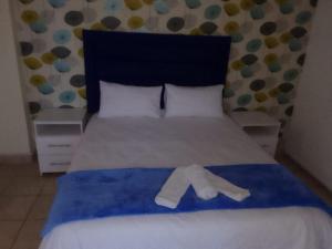 een handdoek op een bed in een slaapkamer bij Unit 57 Oceanic Hotel in Durban