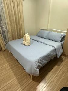 Duas camas com toalhas sentadas num quarto em Lovely Studio @Saint Honore #25 em Iloilo