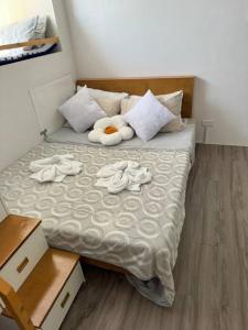 Кровать или кровати в номере Light 2Bedroom Loft @WVTowers#28