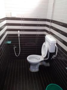 uma casa de banho com um WC branco num quarto em Hotel Sashi Puri Near Sea Beach & Temple - Best Choice of Travellers em Puri