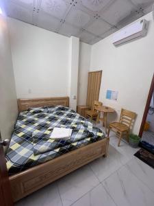 Кровать или кровати в номере Nhà Nghỉ Happy (Nguyên Thảo 2)