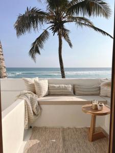 阿漢伽馬的住宿－MEDUSA (by labestia collective)，带沙发和棕榈树的客厅