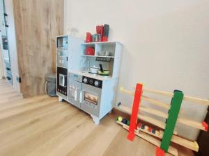 a room with a toy kitchen and a wooden bench at Alp-Juwel mit Pool und Sauna für Familien und Hunde ideal in Missen-Wilhams