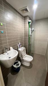Chor’s Homestay في كوتشينغ: حمام مع حوض ومرحاض ودش