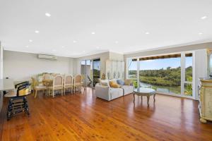 シドニーにあるRiver View Oasis: Spacious 3-Bed House with Poolのリビングルーム(ソファ、テーブル付)