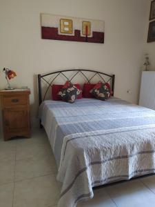 een slaapkamer met een bed met rode kussens erop bij SUN GARDEN in Skala Sotiros