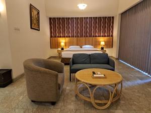 Rúm í herbergi á Bali World Hotel