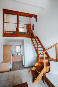 een kamer met een stapelbed en een trap bij HORIZON Skyrian house in Skiros