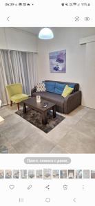 een woonkamer met een bank en een salontafel bij By The Way Apartment in Larnaka