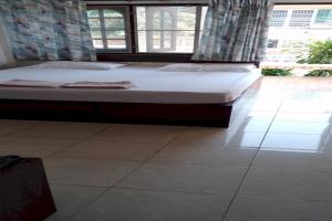 uma cama num quarto com uma grande janela em OYO 75484 My Home Guesthouse em Ban Bang Saen (1)