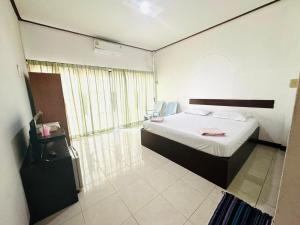um quarto de hotel com uma cama e um chuveiro em OYO 75484 My Home Guesthouse em Ban Bang Saen (1)