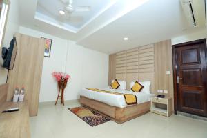 um quarto com uma cama e uma porta de madeira em Hotel Mars Meg at Delhi Airport em Nova Deli