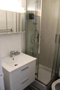 La salle de bains est pourvue d'un lavabo et d'une douche. dans l'établissement Résidence Le Bois D'aurouze - Studio pour 2 Personnes 354, à Saint-Étienne-en-Dévoluy