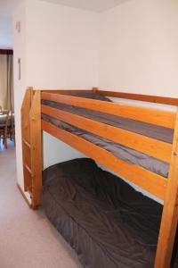 Katil dua tingkat atau katil-katil dua tingkat dalam bilik di Les Chalets De Superd Fraxinelle - 3 Pièces pour 8 Personnes 174