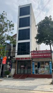 ein großes Gebäude mit einem Laden davor in der Unterkunft Minh Vân Hostel in Ha Giang
