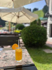 un vaso de zumo de naranja sentado en una mesa en Alpin Borovets, Алпин Боровец en Borovets