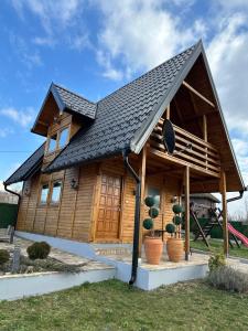 una casa in legno con tetto a gambero di Vikendica 'Jezerski mir' Paljuvi a Ub