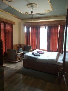 Llit o llits en una habitació de The Trance Hills Dharamshala