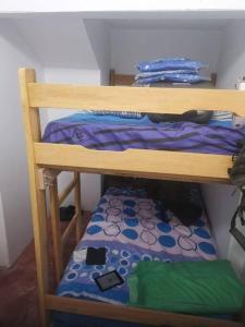 מיטה או מיטות קומותיים בחדר ב-Casa de playa frente a la arena