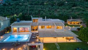 Luftaufnahme eines Hauses mit Swimmingpool in der Unterkunft Senso Panorama Luxury Villa in Kalamata + 201 Fotos