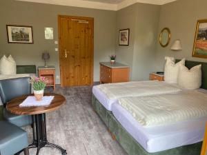 Uma cama ou camas num quarto em Hotel Edelweiss Kitzbühel