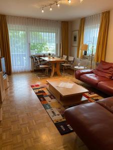 ein Wohnzimmer mit Sofa und Tisch in der Unterkunft Wohnung mit Bergblick in Mittenwald in Mittenwald