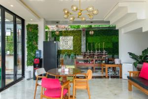 Restoran atau tempat makan lain di TwoSpaces Living at deRos Resort & Cafe, Bogor