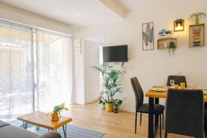 salon ze stołem i jadalnią w obiekcie Appartement avec jardin w mieście Bègles