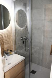 La salle de bains est pourvue d'une douche, d'un lavabo et d'un miroir. dans l'établissement Résidence Les Issarts - 2 Pièces pour 4 Personnes 691, à Saint-Étienne-en-Dévoluy