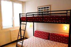 1 dormitorio con 2 literas en una habitación en Résidence Le Bois D'aurouze - Studio pour 3 Personnes 731 en Le Dévoluy