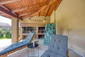 un negozio con sedie blu e un tavolo in una stanza di Hedonistic Vineyard Estate With Hot Tub - Happy Rentals a Ludbreg