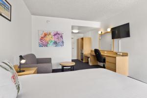 科夫斯港的住宿－Zebra Motel，配有一张床和一张书桌的酒店客房