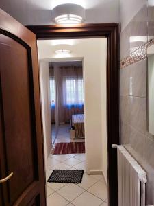 einen Flur mit einer Tür, die in ein Zimmer führt in der Unterkunft Appartamento centrale in Tortona