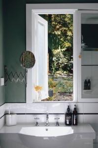 baño con lavabo y ventana en Harrys House Warburton - Peaceful Riverside cottage in the perfect location, en Warburton