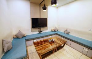 Habitación con mesa y TV de pantalla plana. en Sangam Resort, pilani, en Chirāwa
