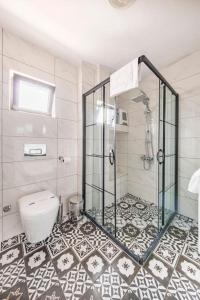 a bathroom with a shower and a toilet at Arya Roof House in Marmaris