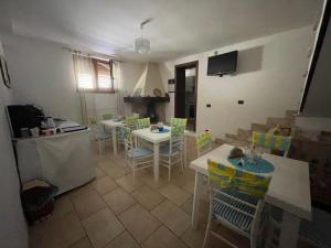 una cucina con tavoli e sedie in una stanza di B&B Francesca Salento a Scorrano