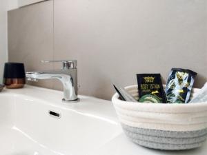 CaravateにあるCasa Contessa lago Maggioreのバスルームのシンクの上に置かれた本のかご +19枚の写真
