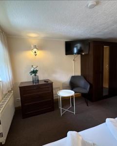 a hotel room with a bed and a desk and a chair at Amara.Festsaal.Gasthaus.Pension in Mohorn