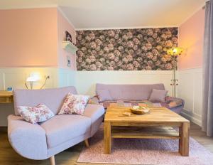 uma sala de estar com um sofá e uma mesa em Sonnenhof Damnatz -Hotel garni- em Damnatz