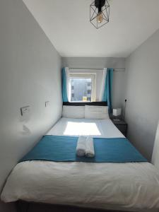 Dormitorio pequeño con cama y ventana en Recently Renovated Dublin City House, en Dublín