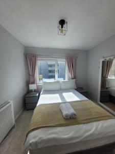 um quarto com uma cama grande e uma janela em Recently Renovated Dublin City House em Dublin