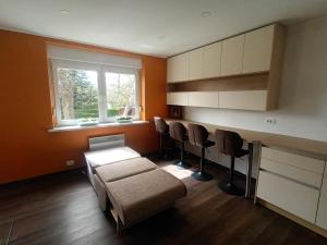 ein Wohnzimmer mit Sofa und Stühlen in der Unterkunft The Cottage in Murska Sobota