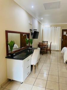 bagno con lavandino e soggiorno di St. Lucia Safari Lodge a St Lucia