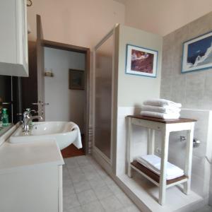 a bathroom with a bath tub and a sink and a bath tub at Casa Ugo in Poppi