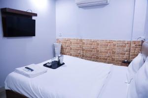 Cama ou camas em um quarto em Mannat stay in laxmi nagar